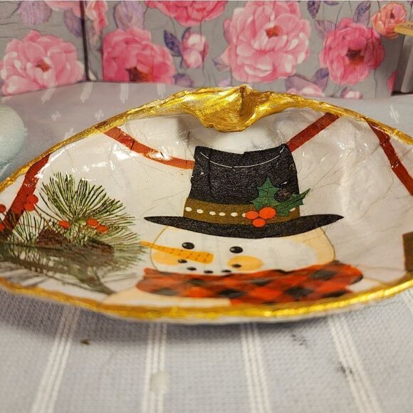 DECOUPAGE CLAM SHELL DECOUPAGE SNOWMAN ⛄️ ON A CLAM SHELL TRINKET DISH - Picture 8 of 12
